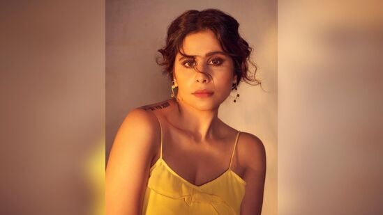 चित्रपट, मालिका आणि वेब सीरिज अशा वेगवेगळ्या क्षेत्रात आपल्या अभिनयाने प्रेक्षकांचे मनोरंजन करणारी अभिनेत्री आपल्या फॅशन सेन्सने देखील सगळ्यांना घायाळ करत असते. (Photo: @saietamhankar/IG) चित्रपट, मालिका आणि वेब सीरिज अशा वेगवेगळ्या क्षेत्रात आपल्या अभिनयाने प्रेक्षकांचे मनोरंजन करणारी अभिनेत्री आपल्या फॅशन सेन्सने देखील सगळ्यांना घायाळ करत असते. (Photo: @saietamhankar/IG) 