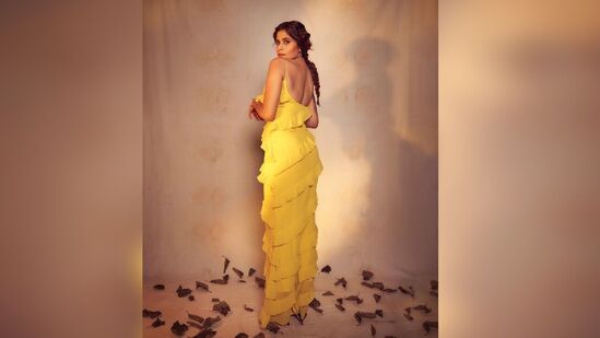 नेहमीच सोशल मीडियावर नवनवे फोटो शेअर करणाऱ्या सई ताम्हणकर हिच्या फोटोंवर चाहते लाईक्स आणि कमेंट्सचा पाऊस पाडतात. तिच्या फोटोंवरील भन्नाट कमेंट्सही चर्चेत असतात. (Photo: @saietamhankar/IG) नेहमीच सोशल मीडियावर नवनवे फोटो शेअर करणाऱ्या सई ताम्हणकर हिच्या फोटोंवर चाहते लाईक्स आणि कमेंट्सचा पाऊस पाडतात. तिच्या फोटोंवरील भन्नाट कमेंट्सही चर्चेत असतात. (Photo: @saietamhankar/IG) 