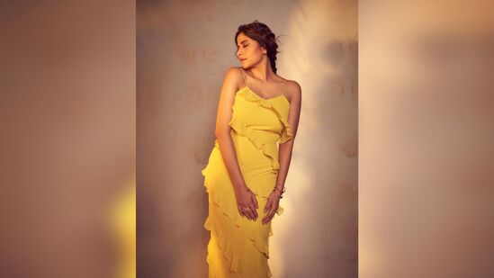 आता देखील सई ताम्हणकर हिने काही फोटो शेअर केले आहेत. यात तिने पिवळ्या रंगाचा सुंदर आऊटफिट परिधान केला आहे. यात ती खूप सुंदर दिसत आहे. (Photo: @saietamhankar/IG) आता देखील सई ताम्हणकर हिने काही फोटो शेअर केले आहेत. यात तिने पिवळ्या रंगाचा सुंदर आऊटफिट परिधान केला आहे. यात ती खूप सुंदर दिसत आहे. (Photo: @saietamhankar/IG) 