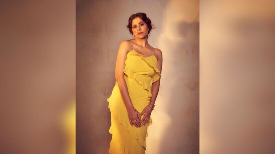 सईच्या या नव्या फोटोशूटवर आणखी बऱ्याच धमाल कमेंट्स पाहायला मिळत आहेत. अनेकांनी तिच्या या लूकला आपली पसंती दर्शवली आहे. (Photo: @saietamhankar/IG)&nbsp;