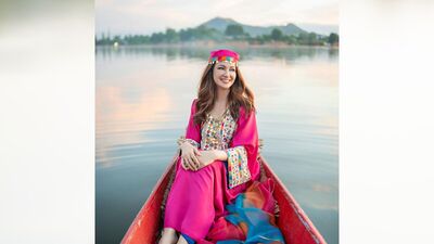 या फोटोंमध्ये सौम्या गुलाबी रंगाचा पोशाख परिधान करून बोटीत बसलेली दिसली. अभिनेत्री दुसऱ्यांदा काश्मीरला पोहोचली आहे. (Photo: @saumyas_world_/IG)