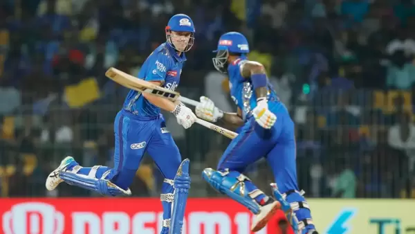 IPL 2023 मध्ये पहिल्या दोन सामन्यात मुंबईला वाईट पराभवाला सामोरे जावे लागले होते. रॉयल चॅलेंजर्स बंगळुरू आणि चेन्नई सुपर किंग्जकडून त्यांचा पराभव झाला होता. मात्र यानंतर मुंबईने पुनरागमन करत सलग ३ &nbsp;सामने जिंकले. पण त्यानंतर मुंबईला पुन्हा दोन सामन्यांत पराभवाचा सामना करावा लागला. चेन्नईने यंदा त्यांना दोनदा पराभूत केले.