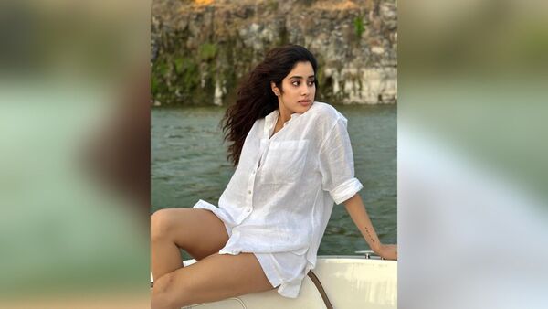 आता अभिनेत्रीने तिचे काही नवे फोटो तिच्या इंस्टाग्राम अकाऊंटवर शेअर केले आहेत. हे फोटो बघून चाहते तिच्या सौंदर्यावर फिदा झाले आहेत. या फोटोंमध्ये जान्हवी कपूरने पांढऱ्या रंगाचा शर्ट घातला आहे आणि मेकअपशिवाय ती खूपच सुंदर दिसत आहे. तिने केस मोकळे सोडले आहेत. तिचा किलर लूक पाहून लोकांचे लक्ष तिच्याकडे वेधले गेले आहे. (Photo: @janhvikapoor/IG)