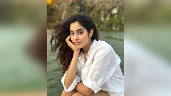 तिचे हे फोटो पाहून लक्षात येत आहे की, ती बोटीवर बसली आहे. आता जान्हवीचे हे फोटो मोठ्या प्रमाणात व्हायरल होत असून, या फोटोवर चाहत्यांकडून कमेंट्सचा वर्षाव सुरू झाला आहे. (Photo: @janhvikapoor/IG)