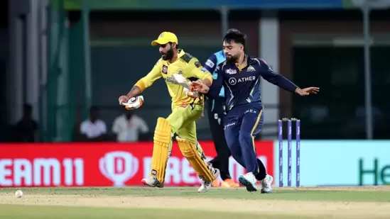 गुजरात टायटन्सचा फिरकीपटू राशिद खानने गोलंदाजीशिवाय फलंदाजीतही ताकद दाखवली आहे. &nbsp;राशिदने १६ सामन्यात २७ विकेट घेतल्या आहेत. पर्पल कॅपच्या शर्यतीत तो मोहम्मद शमीनंतर दुसऱ्या क्रमांकावर आहे.