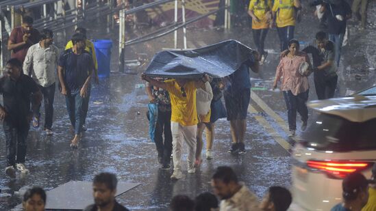 काही प्रेक्षकांनी मोठ्या कॅरिबॅग्जचा आधार घेत पावसापासून बचाव करण्याचा प्रयत्न केला.