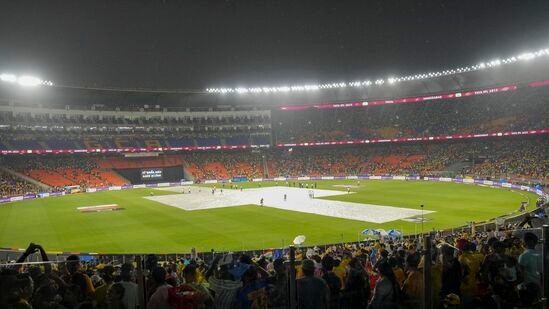 पावसाने हजेरी लावल्यामुळं सामना पाहण्यासाठी आलेल्या प्रेक्षकांचा मोठा हिरमोड झाला.