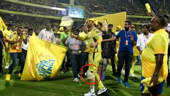ms dhoni strapping his knee
