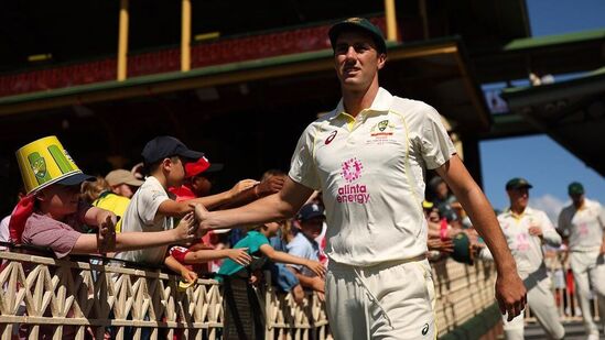 ४) पॅट कमिन्स (Pat Cummins) : ऑस्ट्रेलियन कर्णधार पॅट कमिन्सने आयपीएल 2023 मध्ये भाग घेतला नाही, त्यामुळे तो एकदम फ्रेश आहे. कमिन्सचा भारताविरुद्धचा रेकॉर्ड उत्तम आहे. कमिन्सने भारताविरुद्धच्या १२ कसोटी सामन्यांमध्ये ४६ बळी घेतले आहेत. कमिन्सची खालच्या फळीतील फलंदाजीही ऑस्ट्रेलियासाठी प्रभावी ठरू शकते.