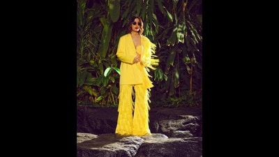 यावेळी तिने पिवळ्या रंगाचा ब्रालेट घालेत घालून फोटो शेअर केले आहेत. (Instagram)