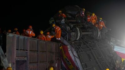odisha train accident reason : बालासोरमध्ये अपघातग्रस्त रेल्वेंना रुळांवरून बाजूला हटवण्याचं काम युद्धपातळीवर सुरू आहे. अपघातानंतर १६ पेक्षा जास्त रेल्वे रद्द करण्यात आल्या आहे.