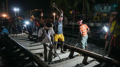 Train Accident Odisha : भारतीय लष्कर, अग्निशमन दल आणि स्थानिक पोलिसांकडून घटनास्थळी मदत व बचावकार्य सुरू आहे.