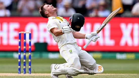 डेव्हिड वॉर्नरने २०१९ मध्ये पाकिस्तानविरुद्ध शानदार त्रिशतक झळकावले होते. अॅडेलेडच्या मैदानावर या वॉर्नरने नाबाद ३३५ धावांची खेळी केली होती. डेव्हिड वॉर्नरच्या कसोटी करिअरमधील सर्वोत्तम खेळींमध्ये त्याची गणना होते. डेव्हिड वॉर्नरने २०१९ मध्ये पाकिस्तानविरुद्ध शानदार त्रिशतक झळकावले होते. अॅडेलेडच्या मैदानावर या वॉर्नरने नाबाद ३३५ धावांची खेळी केली होती. डेव्हिड वॉर्नरच्या कसोटी करिअरमधील सर्वोत्तम खेळींमध्ये त्याची गणना होते.