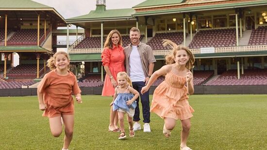 डेव्हिड वॉर्नरने आतापर्यंत १०२ कसोटी सामन्यांमध्ये ऑस्ट्रेलियाचे प्रतिनिधित्व केले आहे. डेव्हिड वॉर्नरने या १०२ कसोटी सामन्यांमध्ये ८१५८ धावा केल्या आहेत. तर डेव्हिड वॉर्नरची कसोटी फॉरमॅटमध्ये सरासरी ४५.६ आणि स्ट्राइक रेट ७१.०० इतके आहे. डेव्हिड वॉर्नरने आतापर्यंत १०२ कसोटी सामन्यांमध्ये ऑस्ट्रेलियाचे प्रतिनिधित्व केले आहे. डेव्हिड वॉर्नरने या १०२ कसोटी सामन्यांमध्ये ८१५८ धावा केल्या आहेत. तर डेव्हिड वॉर्नरची कसोटी फॉरमॅटमध्ये सरासरी ४५.६ आणि स्ट्राइक रेट ७१.०० इतके आहे.