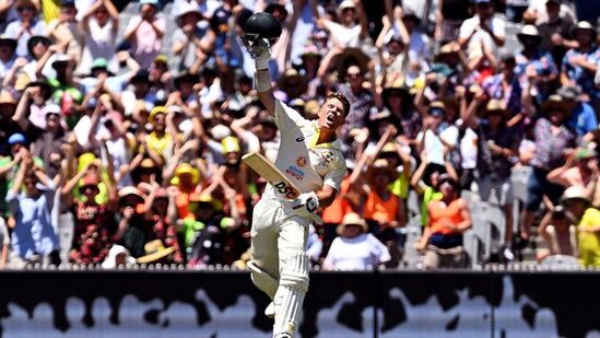 डेव्हिड वॉर्नरने दक्षिण आफ्रिकेविरुद्ध मेलबर्न कसोटी सामन्यात शानदार शतक झळकावले होते. डेव्हिड वॉर्नरची ही १०० वी कसोटी होती. आपल्या १००व्या कसोटी सामन्यात शतक झळकावणारा डेव्हिड वॉर्नर हा केवळ दुसरा फलंदाज ठरला आहे. डेव्हिड वॉर्नरशिवाय इंग्लंडच्या जो रूटने हा पराक्रम केला आहे. डेव्हिड वॉर्नरने दक्षिण आफ्रिकेविरुद्ध मेलबर्न कसोटी सामन्यात शानदार शतक झळकावले होते. डेव्हिड वॉर्नरची ही १०० वी कसोटी होती. आपल्या १००व्या कसोटी सामन्यात शतक झळकावणारा डेव्हिड वॉर्नर हा केवळ दुसरा फलंदाज ठरला आहे. डेव्हिड वॉर्नरशिवाय इंग्लंडच्या जो रूटने हा पराक्रम केला आहे. 