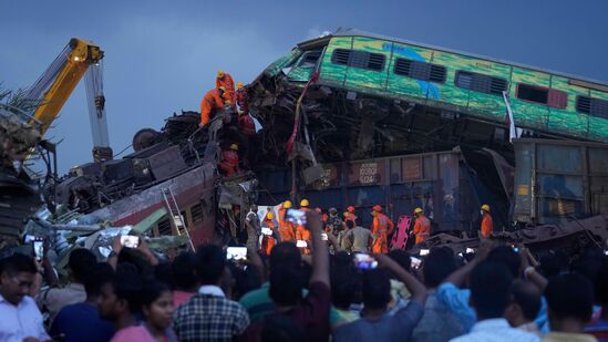 odisha train accident today : पंतप्रधान नरेंद्र मोदी, रेल्वेमंत्री आश्विनी वैष्णव आणि ओडिशाचे मुख्यमंत्री नवीन पटनायक यांनी आज घटनास्थळाची पाहणी केली आहे. त्यानंतर मोदींसह अन्य नेत्यांनी जखमींची भेट घेत त्यांच्या प्रकृतीची विचारपूस केली आहे. odisha train accident today : पंतप्रधान नरेंद्र मोदी, रेल्वेमंत्री आश्विनी वैष्णव आणि ओडिशाचे मुख्यमंत्री नवीन पटनायक यांनी आज घटनास्थळाची पाहणी केली आहे. त्यानंतर मोदींसह अन्य नेत्यांनी जखमींची भेट घेत त्यांच्या प्रकृतीची विचारपूस केली आहे.