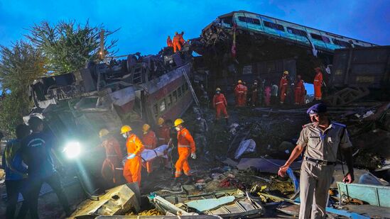 train accident in odisha : मृतांच्या नातेवाईकांना घटनास्थळी पोहचण्यासाठी विशेष गाड्यांची व्यवस्था करण्यात आली आहे. यावेळी प्रशासनाकडून मृतांची ओळख पटवण्याचं काम जारी आहे. train accident in odisha : मृतांच्या नातेवाईकांना घटनास्थळी पोहचण्यासाठी विशेष गाड्यांची व्यवस्था करण्यात आली आहे. यावेळी प्रशासनाकडून मृतांची ओळख पटवण्याचं काम जारी आहे.