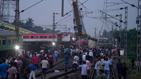 Coromandel Express Accident : पश्चिम बंगालच्या मुख्यमंत्री ममता बॅनर्जी यांनी देखील घटनास्थळाची पाहणी केली आहे. मिदनापूर येथून १०० डॉक्टरांचं पथक बालासोरमध्ये रवाना करण्यात आलं आहे. यावेळी मुख्यमंत्री ममता बॅनर्जींनी रेल्वेमंत्र्यांवर मोठा आरोप करत त्यांच्या राजीनाम्याची मागणी केली आहे. Coromandel Express Accident : पश्चिम बंगालच्या मुख्यमंत्री ममता बॅनर्जी यांनी देखील घटनास्थळाची पाहणी केली आहे. मिदनापूर येथून १०० डॉक्टरांचं पथक बालासोरमध्ये रवाना करण्यात आलं आहे. यावेळी मुख्यमंत्री ममता बॅनर्जींनी रेल्वेमंत्र्यांवर मोठा आरोप करत त्यांच्या राजीनाम्याची मागणी केली आहे.