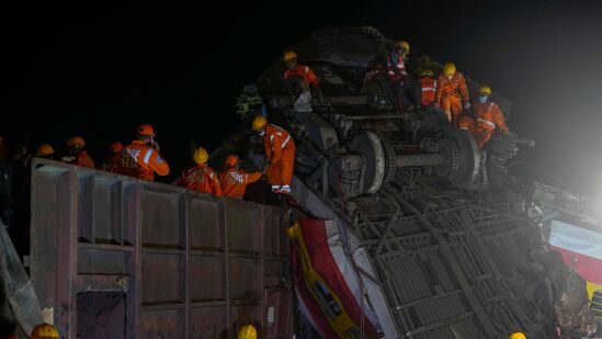 odisha train accident reason : बालासोरमध्ये अपघातग्रस्त रेल्वेंना रुळांवरून बाजूला हटवण्याचं काम युद्धपातळीवर सुरू आहे. अपघातानंतर १६ पेक्षा जास्त रेल्वे रद्द करण्यात आल्या आहे. odisha train accident reason : बालासोरमध्ये अपघातग्रस्त रेल्वेंना रुळांवरून बाजूला हटवण्याचं काम युद्धपातळीवर सुरू आहे. अपघातानंतर १६ पेक्षा जास्त रेल्वे रद्द करण्यात आल्या आहे.