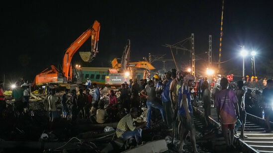 Coromandel Express Train Accident Odisha : ओडिशातील बालासोरमध्ये झालेल्या तीन रेल्वेंच्या विचित्र अपघातात आतापर्यंत २८८ प्रवासी मृत्यूमुखी पडल्याची माहिती आहे. तसेच एक हजारापेक्षा जास्त जखमी लोकांवर रुग्णालयात उपचार सुरू आहेत. Coromandel Express Train Accident Odisha : ओडिशातील बालासोरमध्ये झालेल्या तीन रेल्वेंच्या विचित्र अपघातात आतापर्यंत २८८ प्रवासी मृत्यूमुखी पडल्याची माहिती आहे. तसेच एक हजारापेक्षा जास्त जखमी लोकांवर रुग्णालयात उपचार सुरू आहेत.