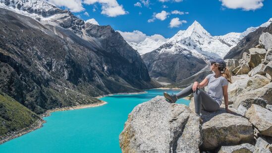 लोक त्यांच्या प्रवासाच्या पर्यावरणीय परिणामांबद्दल अधिक जागरूक झाल्यामुळे, ते प्रवास करताना स्थानिक समुदायाला पाठिंबा देण्याचे आणि परत देण्याचे मार्ग शोधतात.
लोक त्यांच्या प्रवासाच्या पर्यावरणीय परिणामांबद्दल अधिक जागरूक झाल्यामुळे, ते प्रवास करताना स्थानिक समुदायाला पाठिंबा देण्याचे आणि परत देण्याचे मार्ग शोधतात.
