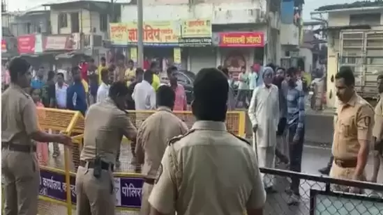 Kolhapur Violence News Updates : छत्रपती शिवाजी महाराजांच्या राज्याभिषेक सोहळ्याच्या दिवशी सोशल मीडियावर समाजकंटकांनी आक्षेपार्ह स्टेटस ठेवल्यानंतर कोल्हापुरात तणाव निर्माण झाला आहे.