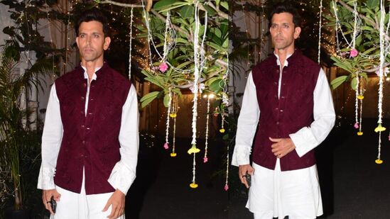 या फोटोंमध्ये हृतिक रोशन देसी लूकमध्ये पाहायला मिळाला. हृतिक रोशनच्या या लूकवर चाहते देखील फिदा झाले आहेत.&nbsp;