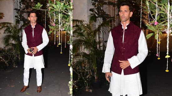 हृतिक रोशनने यावेळी मोती रंगाचा कुर्ता पायजमा आणि त्यावर मरून रंगाचा नेहरू कोट परिधान केला होता. या ट्रेडीशनल लूकमध्ये हृतिक रोशन खूपच राजबिंडा दिसत होता.