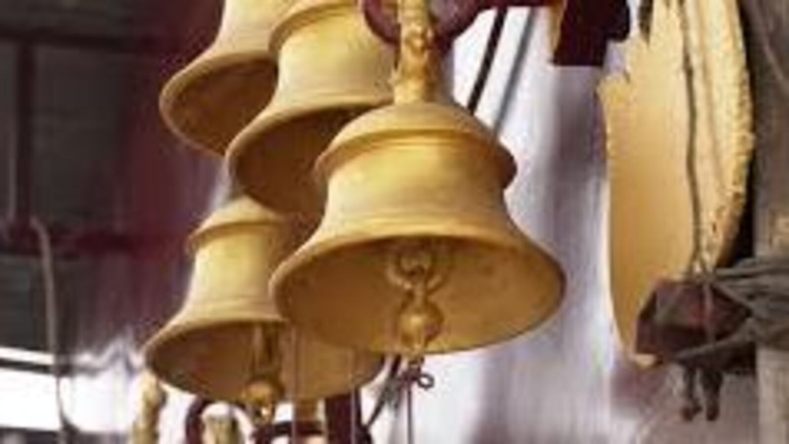 मंदिर में घंटी बजाने से होती है धनवर्षा, जानें और क्या हैं फायदे... - know  the significance of ringing bells outside temple intersting and mysterious  religious facts - AajTak