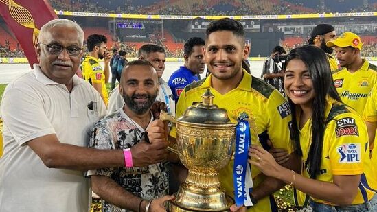 २०२० मध्ये तुषारने IPL डेब्यू केला होता. चेन्नईने तुषारला अवघ्या २० लाखांमध्ये विकत घेतलं होतं. यंदाच्या IPL मध्ये चेन्नईच्या सामन्यांना नाभाने अनेकदा उपस्थिती लावली होती.&nbsp;