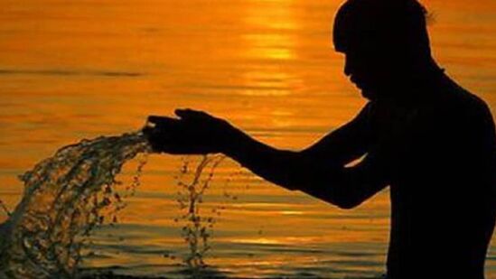 जेष्ठ अमावस्येसाठी ज्योतिषीय उपाय: या दिवशी पवित्र नदीत स्नान करून पितृदेवतेची प्रार्थना करावी. जर तुम्ही नदीवर जाऊ शकत नसाल तर आंघोळीच्या पाण्यात गंगाजल मिसळून स्नान करा आणि नैवेद्य दाखवा. जेष्ठ अमावस्येसाठी ज्योतिषीय उपाय: या दिवशी पवित्र नदीत स्नान करून पितृदेवतेची प्रार्थना करावी. जर तुम्ही नदीवर जाऊ शकत नसाल तर आंघोळीच्या पाण्यात गंगाजल मिसळून स्नान करा आणि नैवेद्य दाखवा. 