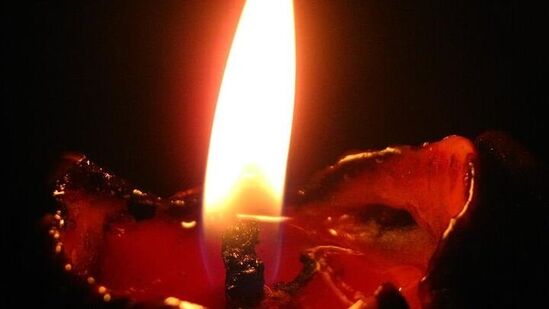 या दिवशी संध्याकाळी पितरांसाठी दक्षिण दिशेला चौमुखी असलेला तेलाचा दिवा लावावा. हा दिवा पितरांचे मार्ग प्रकाशित करते आणि तुम्हाला त्यांचे आशीर्वाद प्राप्त होतील. या दिवशी संध्याकाळी पितरांसाठी दक्षिण दिशेला चौमुखी असलेला तेलाचा दिवा लावावा. हा दिवा पितरांचे मार्ग प्रकाशित करते आणि तुम्हाला त्यांचे आशीर्वाद प्राप्त होतील.