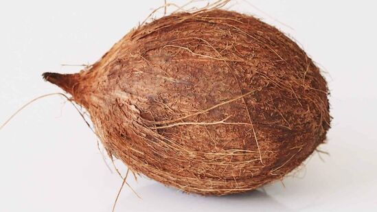 जेष्ठ अमावस्येच्या दिवशी सुके नारळ नदीत किंवा वाहत्या पाण्यात प्रवाहित करावे. असे केल्याने तुम्ही कालसर्प दोषापासून देखील मुक्त होऊ शकता.