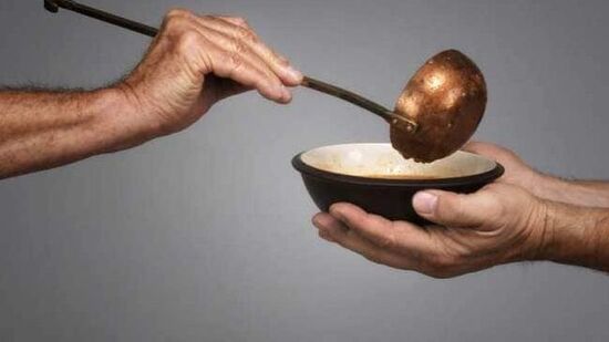 या दिवशी दानाचे विशेष महत्त्व आहे. गरजूंना दिल्याने सत्कर्माचे फळ मिळते आणि पितृ प्रसन्न होतात. त्यामुळे अनेक ग्रहांचे अडथळे दूर होतात. या दिवशी दानाचे विशेष महत्त्व आहे. गरजूंना दिल्याने सत्कर्माचे फळ मिळते आणि पितृ प्रसन्न होतात. त्यामुळे अनेक ग्रहांचे अडथळे दूर होतात.