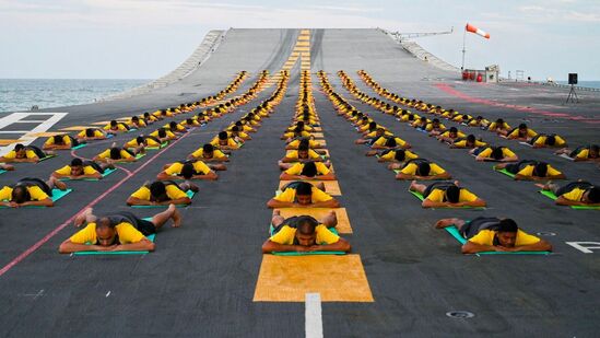 Yoga Day Celebration On INS Vikramaditya : भारतासह संपूर्ण जगभरात आज आंतरराष्ट्रीय योग दिन साजरा केला जात आहे. देशातील अनेक शहरांत लोकांनी योगा करत आरोग्य राखण्याचा संदेश दिला आहे.