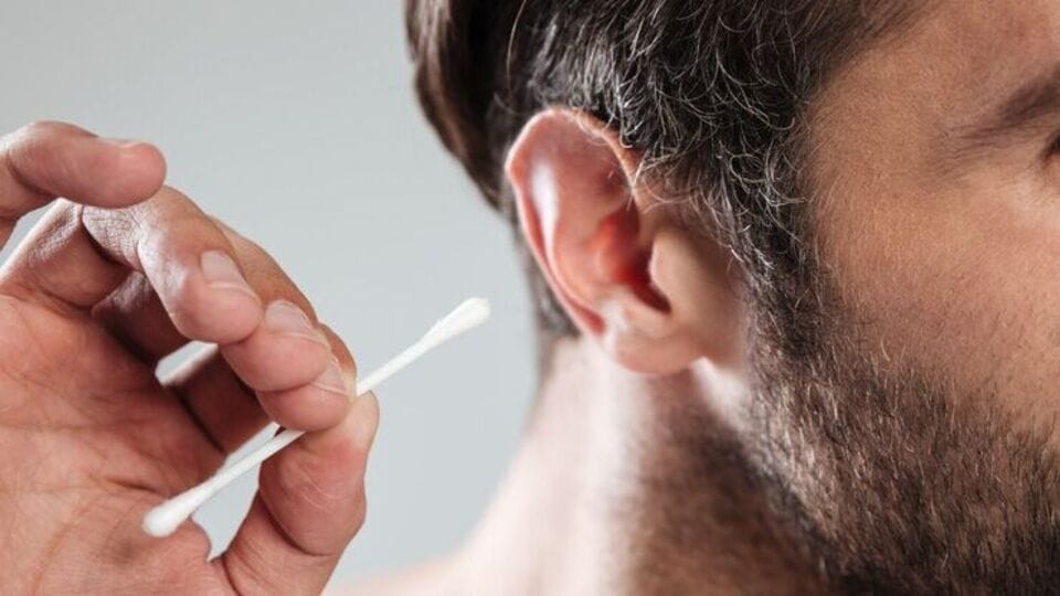 Ear Cotton Buds कान स्वच्छ करण्यासाठी कॉटन बड्स वापरणे कितपत योग्य आहे
