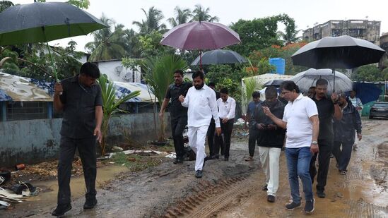 सकल भागातील पाणी पंपिंगद्वारे उचलून साठवण टाक्यांमध्ये साठवण केले जात आहे. त्यामुळे येथे वाहतूक व्यवस्था सुरळीत आहे. मुंबईतील इतर सखल भागातही अशी यंत्रणा कार्यान्वित करावी, असे निर्देश मुख्यमंत्री एकनाथ शिंदे यांनी दिले.