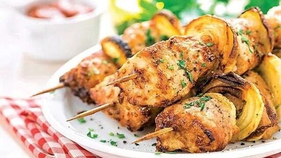 ही पावडर तयार झाली की हे सर्व एका भांड्यात घ्या. कढईत तूप घालून हे मसाला मिश्रण घाला. त्यात अर्धा चमचा खाण्याचा सोडा, दोन चमचे मटारची पेस्ट, एक चमचा चाट मसाला, दोन लिंबाचा रस, आवश्यक असल्यास फूड कलर, एक चमचा कसुरी मेथी घालून मिक्स करा. ही पावडर तयार झाली की हे सर्व एका भांड्यात घ्या. कढईत तूप घालून हे मसाला मिश्रण घाला. त्यात अर्धा चमचा खाण्याचा सोडा, दोन चमचे मटारची पेस्ट, एक चमचा चाट मसाला, दोन लिंबाचा रस, आवश्यक असल्यास फूड कलर, एक चमचा कसुरी मेथी घालून मिक्स करा.