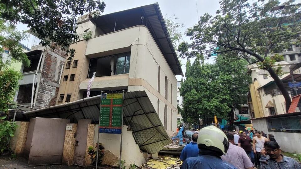 Ghatkopar घाटकोपरमध्ये घराचा भाग कोसळला; काही नागरिक अडकले, बचावकार्य