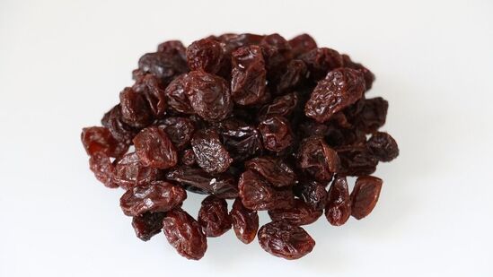 मुलांना रोज सकाळी 4-5 भिजवलेले मनुके खायला द्या. यामुळे पोटही वेळेत साफ होईल.