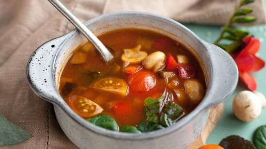 मुलांना कच्च्या भाज्या खाऊ देऊ नका. अर्धवट शिजलेल्या भाज्यांमुळे बद्धकोष्ठतेचा त्रास होऊ शकतो. त्यामुळे कच्च्या भाज्या देणे टाळा. यामुळे बद्धकोष्ठतेची समस्या कमी होईल.&nbsp;