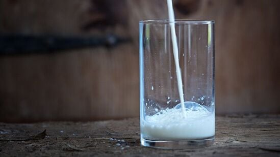 रात्री झोपण्यापूर्वी एक ग्लास गाईच्या दुधात अर्धा चमचा तूप मिक्स करून मुलाला प्यायला द्यावे. त्यामुळे देखील पोट सहज साफ होईल.&nbsp;