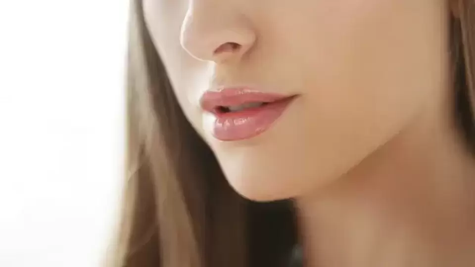 Lips Care स्मोकिंगमुळे ओठ काळे झाले? गुलाबी रंग परत मिळवण्यासाठी करा