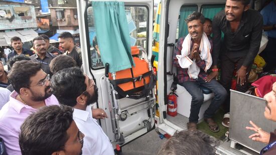 भर वाहतुकीत बिघाड झालेली रुग्णवाहिका, त्यातील रुग्ण आणि रुग्णांच्या नातेवाईकांची घालमेल ओळखून मुख्यमंत्री एकनाथ शिंदे यांनी आपल्या ताफ्यातील रुग्णवाहिका देऊन त्यांना &nbsp;रुग्णालयाकडे मार्गस्थ केले.&nbsp;