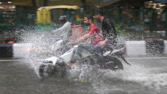पाऊस नसल्याने गेल्या काही दिवसांत मुंबई, पुण्यासह विदर्भात तापमान पुन्हा वाढले होते. त्यामुळे पाऊस कधी पडेल या प्रतीक्षेत राज्यातील नागरिक होते.&nbsp;