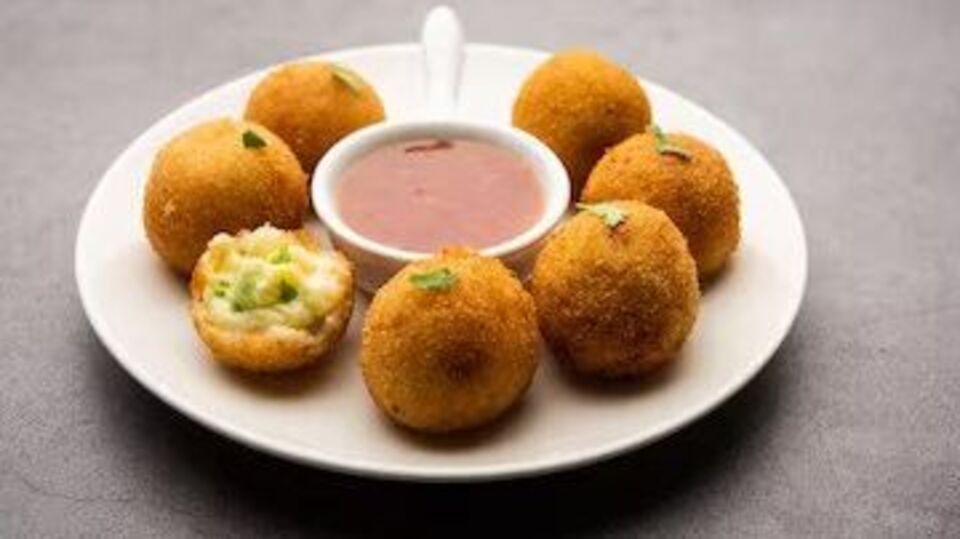 Paneer Corn Ball पावसाळी संध्याकाळची मजा घ्या टेस्टी स्टफ्ड पनीर कॉर्न बॉल्ससोबत, तेलाशिवाय असे
