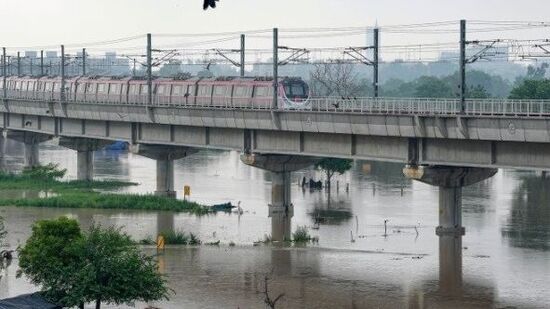 दिल्ली येथे यमुना नदीने धोक्याची पातळी ओलांडली आहे. पाणी पातळी वाढल्याने दिल्लीतील अनेक सखल भागात पुरस्थिती निर्माण झाली आहे. या पुराणे १९७८ मध्ये आलेल्या पुराच्या २०७.४९ मीटरची पातळी ओलांडत हा विक्रम मोडला आहे. &nbsp;