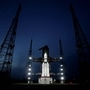 <p>भारतीय अंतराळ संस्था ISRO ने चंद्रयान ३ ची तयारी पूर्ण केली आहे. &nbsp; प्रक्षेपण तयारी आणि २४ &nbsp;तास चालणाऱ्या ‘लाँच रिहर्सल’ची रंगीत तालिम मंगळवारी पूर्ण करण्यात आली आहे.&nbsp;</p>