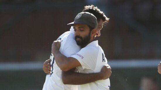 अश्विनला ऑस्ट्रेलियाविरुद्ध WTC फायनलमध्ये खेळण्याची संधी मिळाली नाही. याचा राग त्याने वेस्ट इंडिजवर काढलेला दिसतो आहे. भारताने डॉमिनिका कसोटी तिसऱ्या दिवशीच एक डाव आणि १४१ धावांनी जिंकली. या सामन्यात अश्विनने दोन्ही डावात मिळून एकूण १२ विकेट घेतल्या. या सामन्यातून त्याने ५ मोठे विक्रम केले आहेत.