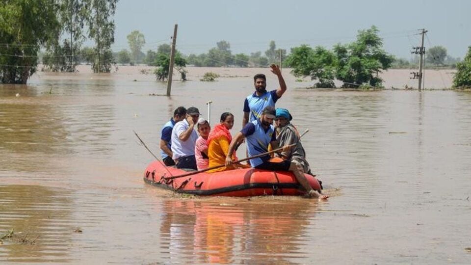 North India Floods 2023 : उत्तर भारतात मुसळधार पावसाचा कहर; १२ ...